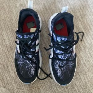 Boys size 5.5 Nike tennis shoes!